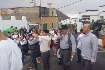 Una diana floreada prepara a Lomo Magullo para la Traída del Agua (Foto Francisco Javier Santana y José Florido)